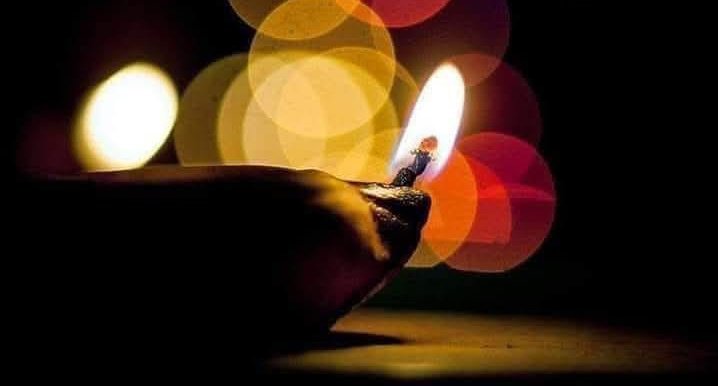 *یہ سوچ کر اندھیروں سے دوستی کرلی*
*میں دیا ہوں میرا کام روشنی بانٹنا ھے*