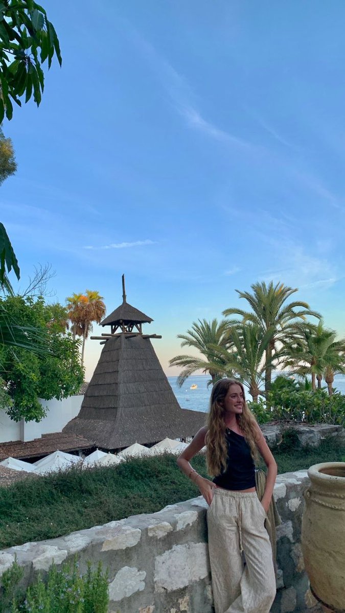 aitanareves's tweet photo. Me canta estas fotos de Olivia siempre natural https://t.co/bkNYnr4M1e