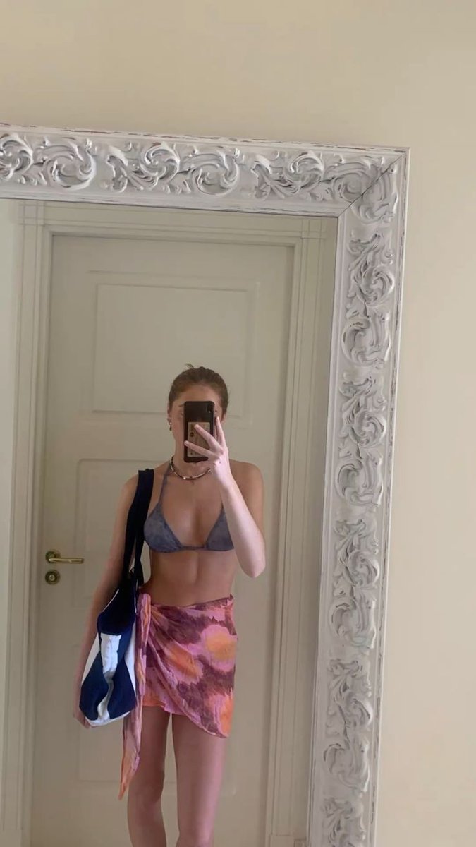 aitanareves's tweet photo. Me canta estas fotos de Olivia siempre natural https://t.co/bkNYnr4M1e