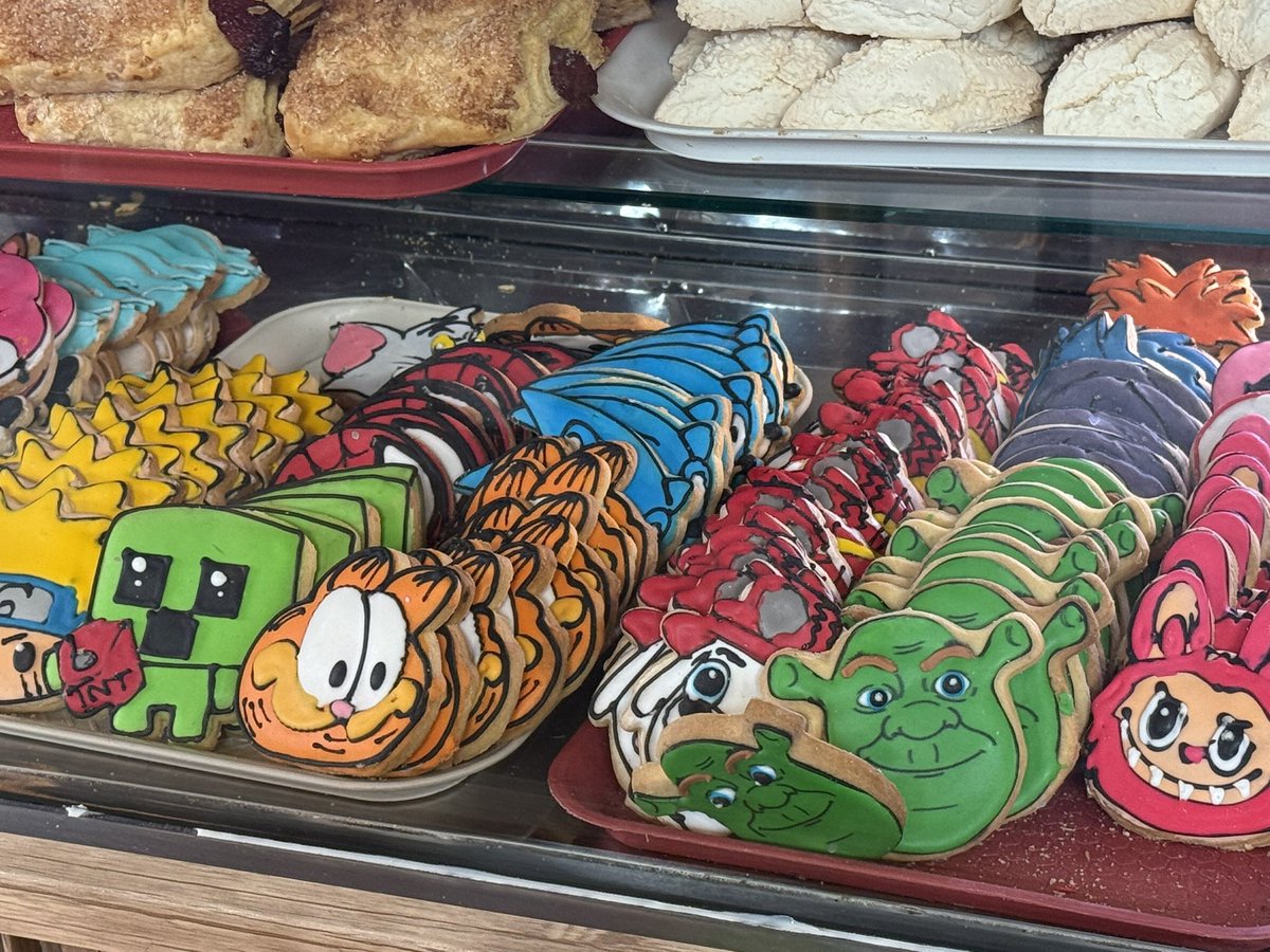 El desayuno de panadería de barrio nos recuerda que el arte no es un privilegio exclusivo de las élites.

Miren estas galletas; los detalles del Shrek, la maldad en los ojos del Labubu, la inocente sonrisa de Garfield.

La vida, imita el arte….