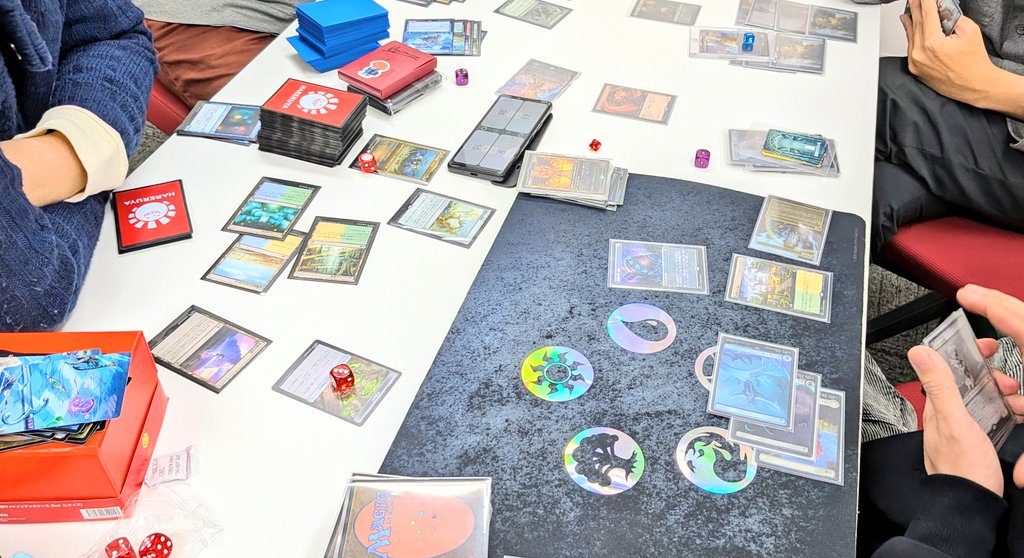 カードショップ「晴れる屋」さんにお邪魔してマジック︰ザ・ギャザリングをプレイするという、貴重な経験をしました。何かの企画とかではなく遊びで。相沢沙呼さんと似鳥鶏さんにくっついていきまして。スーパー初心者のデッキでも何回か戦ううちに勝てたりして、意外と敷居が低いところも魅力でした。