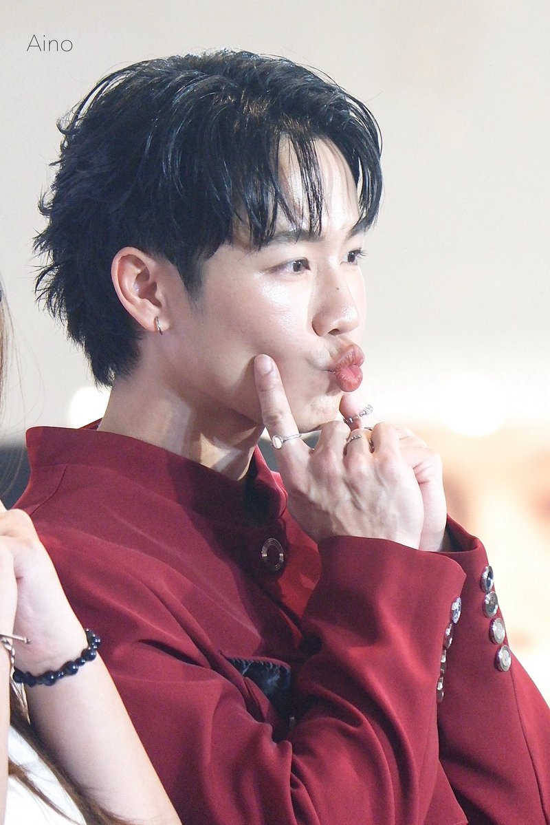 พี่ช่างแต่งหน้าเขาดัดขนตาพี่วอร์ใช่ไหมนะ วันนี้ขนตาเขาดูงอนเป็นพิเศษ หรือปกติงอนแบบนี้อยู่แล้วนะ 

น่ารักอ่า ;…; 

#warwanarat <a href="/warwanarat/">ว</a> 
#DownyAmbipurxYinwar