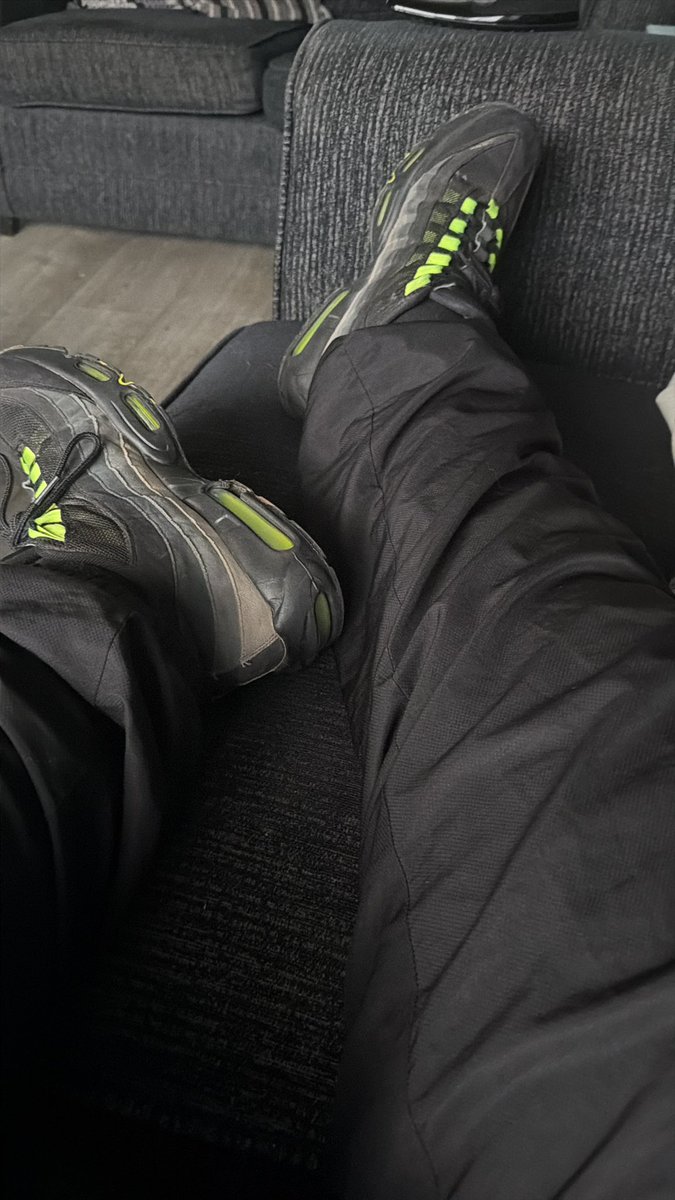JamesFr20403495's tweet photo. Afternoon losers…kiss em 😈
#scallymaster #alphadom #chav https://t.co/IZIfVCSxW5
