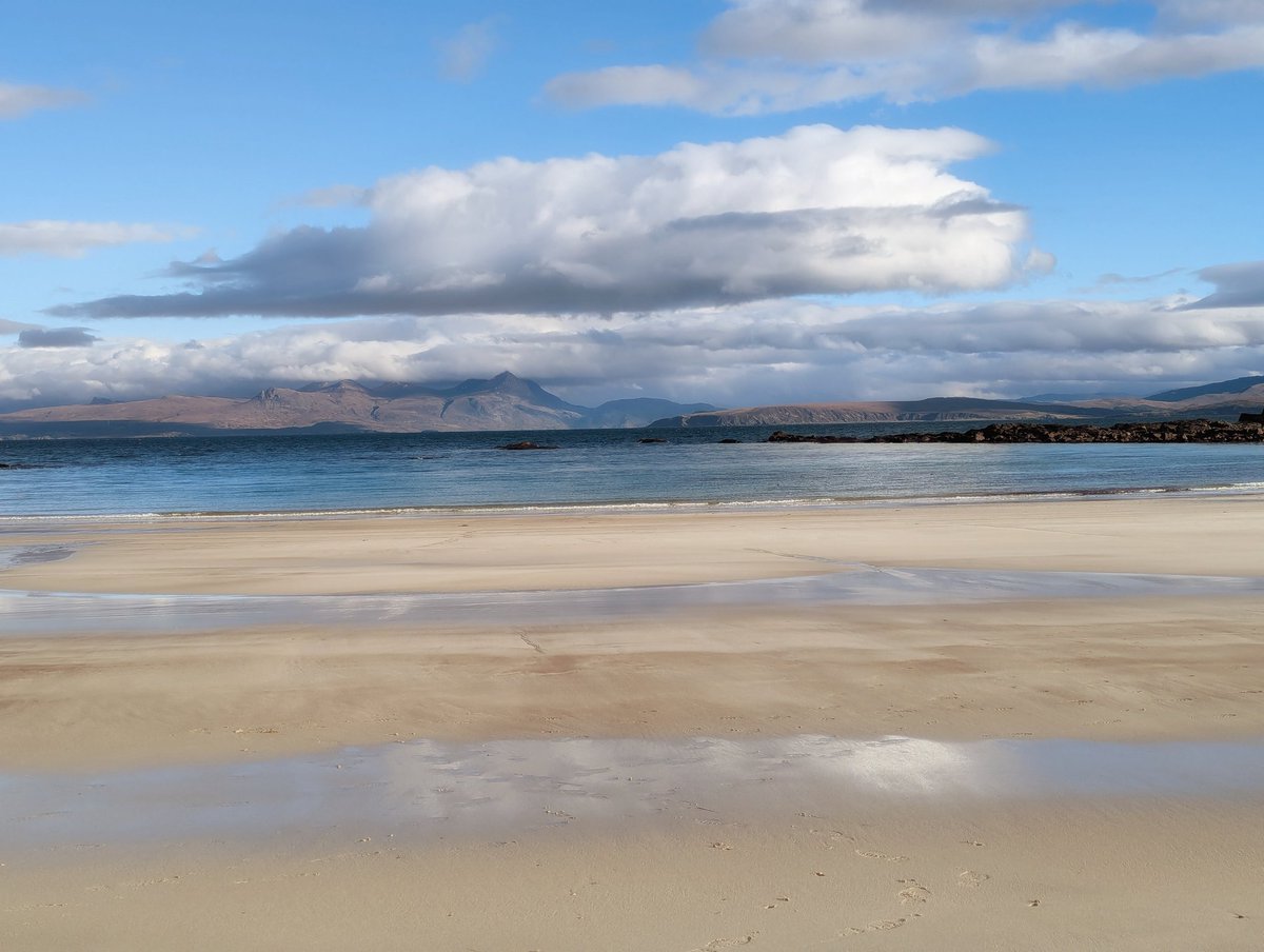 Happy Imbolc, happy St. Brigid's Day. It's a day of extraordinary light &amp; I hope both light and joy find their way to you, wherever you are.
We're halfway b/w the Winter Solstice &amp; the Spring Equinox.
📷 Magical Mellon Udrigle looking to the great mountains of Assynt and Coigach.