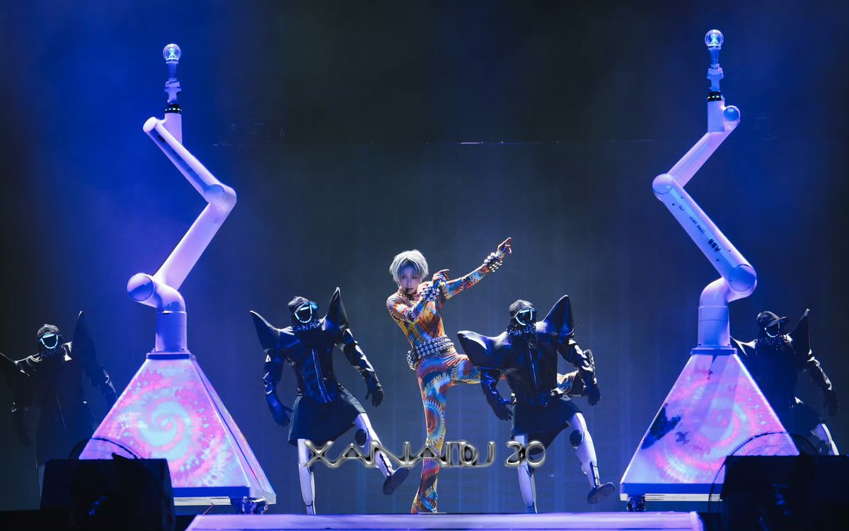 Suzy_ForXIN's tweet photo. wow！ #humanoid #robot #xinliu 
Amazing dancing with robot🤖 https://t.co/TTa7GZ34tD