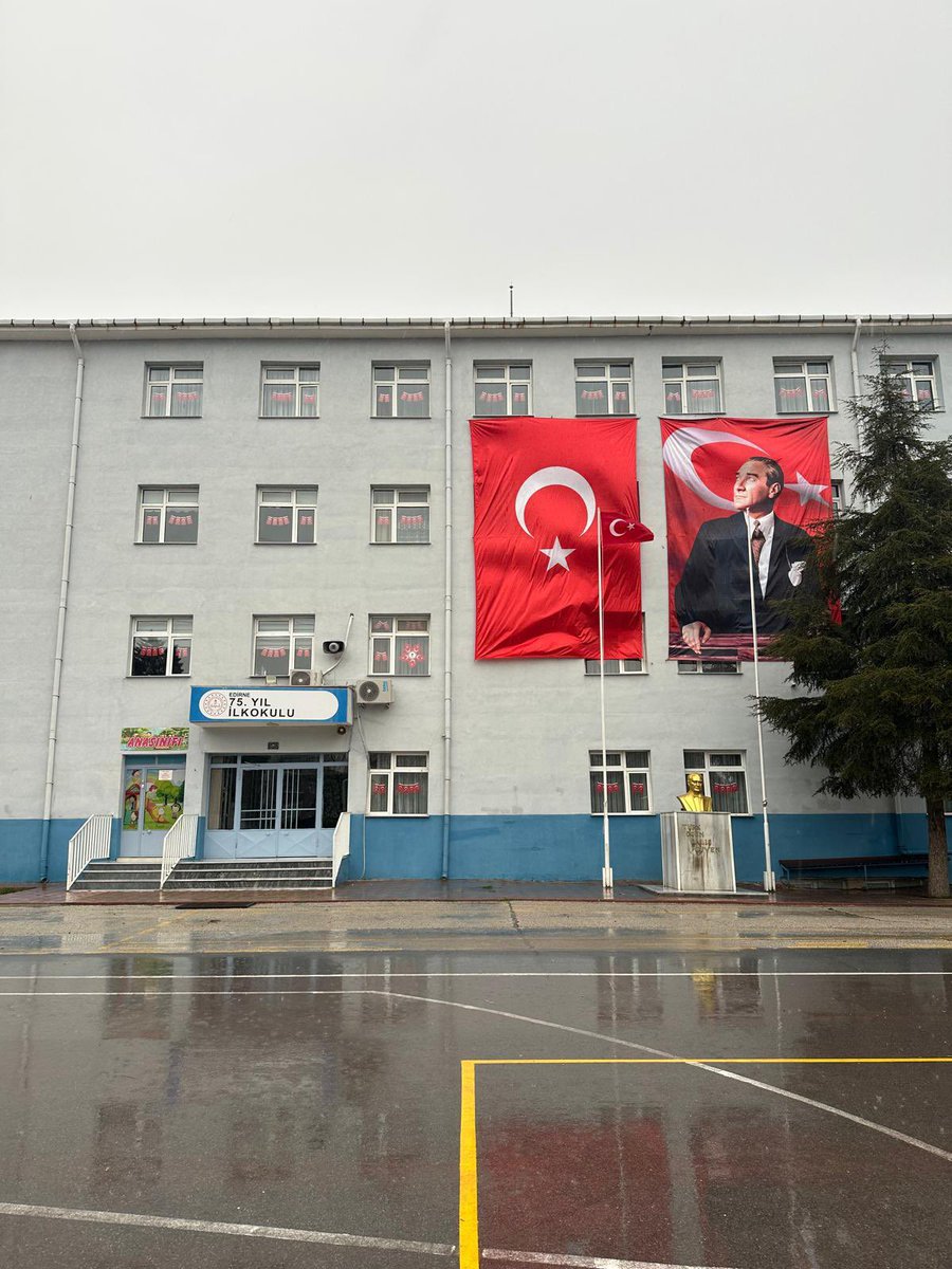edirne_75's tweet photo. 🇹🇷Milli birliğimizin ve bağımsızlığımızın en güçlü sembolü olan Ay Yıldızlı Bayrağımız etrafında kenetleniyoruz.
📌 2–6 Şubat haftası boyunca okulumuzda;
❤️🤍❤️Kırmızı-beyaz kıyafetler giyerek,
🇹🇷 Okulumuzu bayraklarla donatıyoruz. https://t.co/7zFE4rjBqg