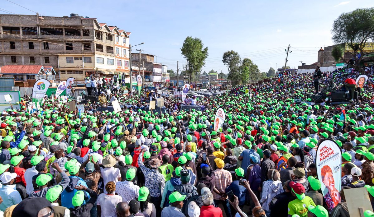 Mobilized crowd with caps and uniforms. They said ODM supporters were not organic because of party attire. 😂😂😂