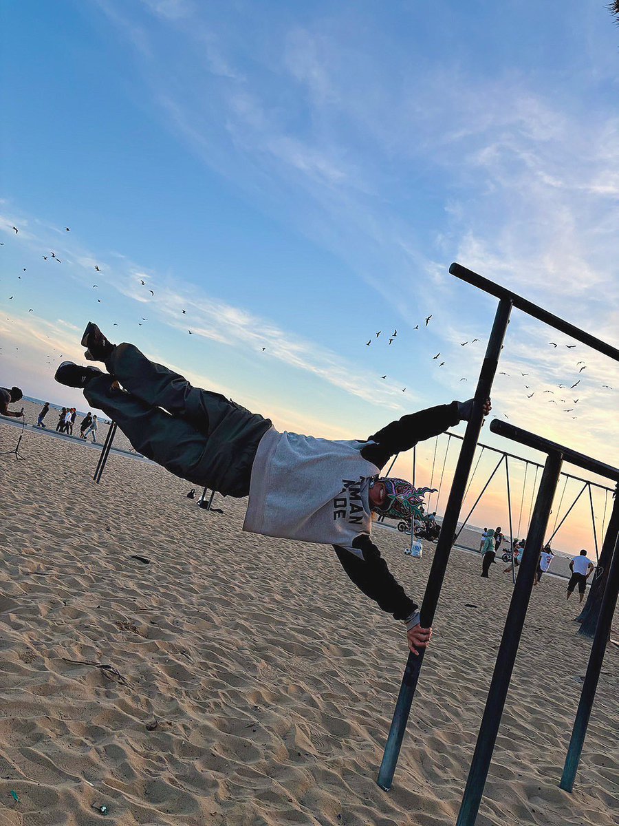 Dragon_Kid_0202's tweet image. 50歳になりました。

40過ぎたら動けなくなるとか、45過ぎたらあちこち痛いところが出てくるとか、思えば全部迷信だった。

今日できたことが、明日いきなりできなくなることはないはず。
毎日意識して積み重ねていれば、5年後もきっと変わらない。
#2月2日 #ドラゴンキッド #1世紀の半分 #DRAGONGATE