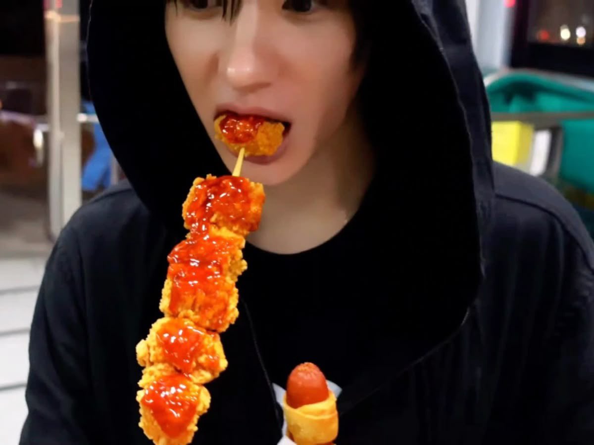 allforrann's tweet image. ไปเกษตรแฟร์มาแล้วเจอร้านนี้ชั้นพูดกับเพื่อนว่าอร่อยหรอวะแต่คนขายดันได้ยินนางเลยมองหน้าชั้นแล้วบอกว่าอร่อยจริง ๆ ถ้าไม่เชื่อจะกินให้ดูแล้วนางกินไปทั้งไม้เลยอะ เริ่ด ทุกคนอย่าลืมไปอุดหนุนนะ