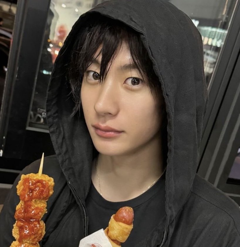 allforrann's tweet image. ไปเกษตรแฟร์มาแล้วเจอร้านนี้ชั้นพูดกับเพื่อนว่าอร่อยหรอวะแต่คนขายดันได้ยินนางเลยมองหน้าชั้นแล้วบอกว่าอร่อยจริง ๆ ถ้าไม่เชื่อจะกินให้ดูแล้วนางกินไปทั้งไม้เลยอะ เริ่ด ทุกคนอย่าลืมไปอุดหนุนนะ