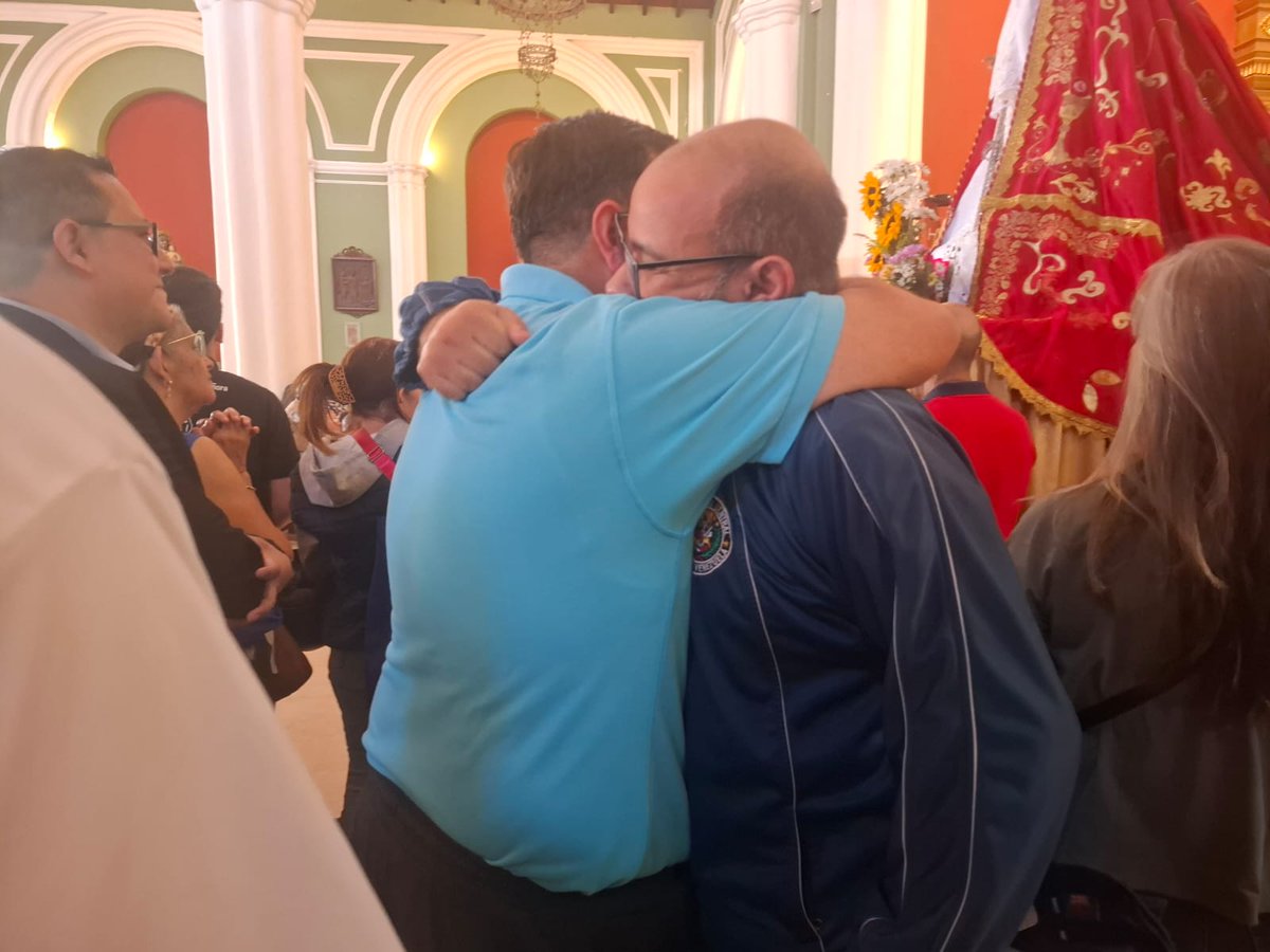 CarlosJRojas13's tweet image. Recibiendo a nuestro @javiertarazona a los pies de mi Virgen de La Candelaria a minutos de su excarcelación, este fue un milagro de ella y del gran San #JoséGregorioHernández. Al fin los cinco defensores #DDHH conquistamos la libertad pero aún faltan centenares de…
