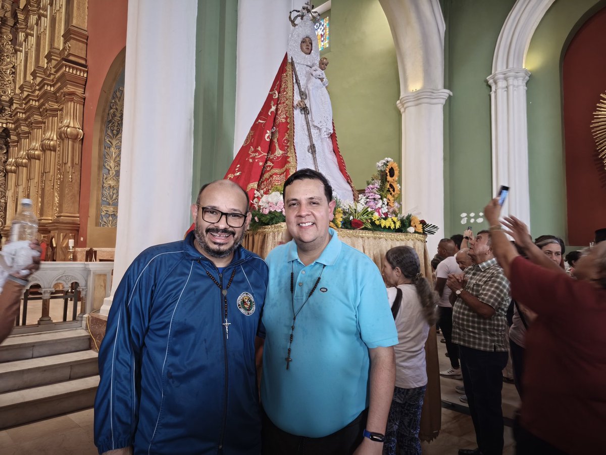 CarlosJRojas13's tweet image. Recibiendo a nuestro @javiertarazona a los pies de mi Virgen de La Candelaria a minutos de su excarcelación, este fue un milagro de ella y del gran San #JoséGregorioHernández. Al fin los cinco defensores #DDHH conquistamos la libertad pero aún faltan centenares de…