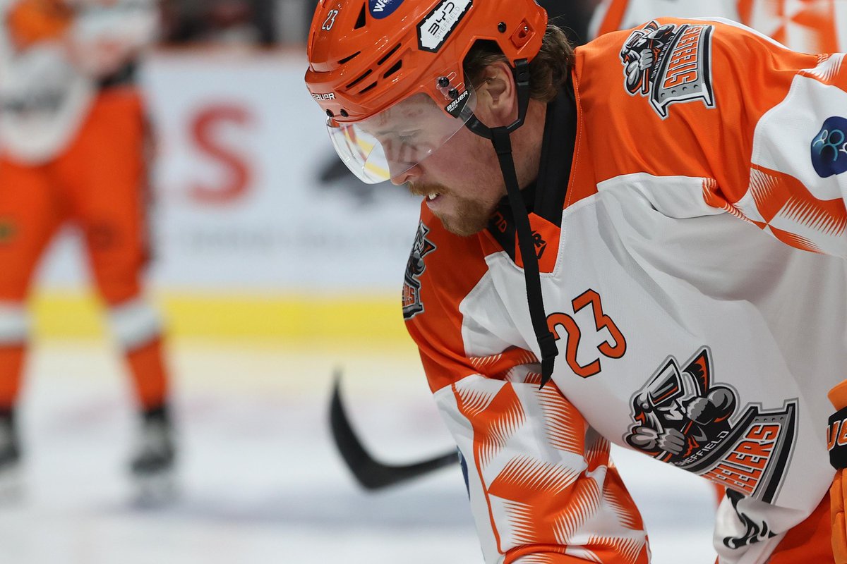 steelershockey's tweet photo. Warm up through the lens 🧡🏒

📸 : @hayleylouz 

#SteelersHockey https://t.co/qYP2AohbLX