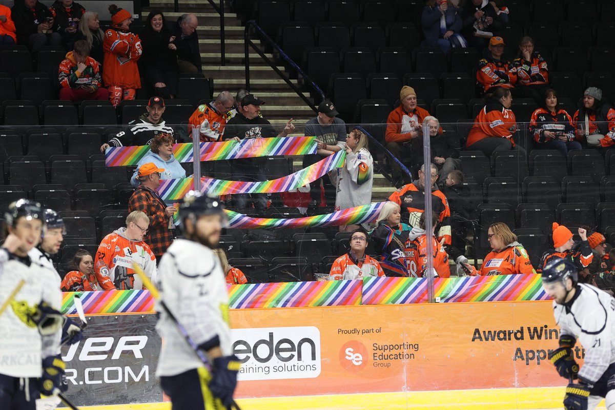 steelershockey's tweet photo. Warm up through the lens 🧡🏒

📸 : @hayleylouz 

#SteelersHockey https://t.co/qYP2AohbLX