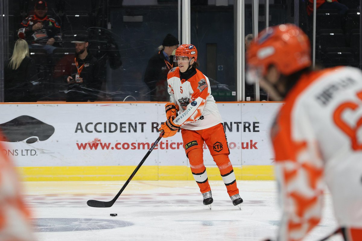 steelershockey's tweet photo. Warm up through the lens 🧡🏒

📸 : @hayleylouz 

#SteelersHockey https://t.co/qYP2AohbLX