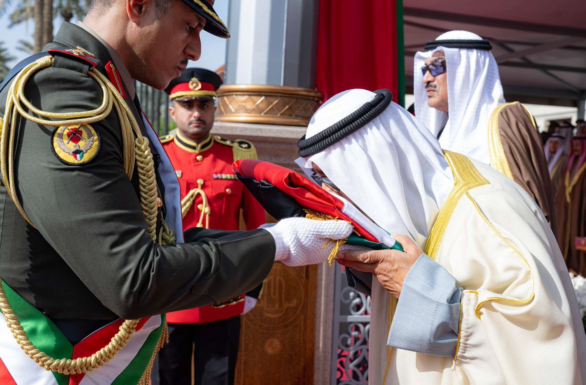 almandeel_h's tweet photo. دمت خفاقاً عالياً في سماء #الكويت 🇰🇼

حفظ الله الكويت 
و أميرها الشيخ مشعل الأحمد الجابر الصّباح  
و ولي عهدها الشيخ صباح خالد الحمد المبارك الصّباح 
و شعبها و المقيمين على أرضها من كل مكروه 💕

#رفع_العلم
#فبراير_الكويت https://t.co/5H2GHoaKWW