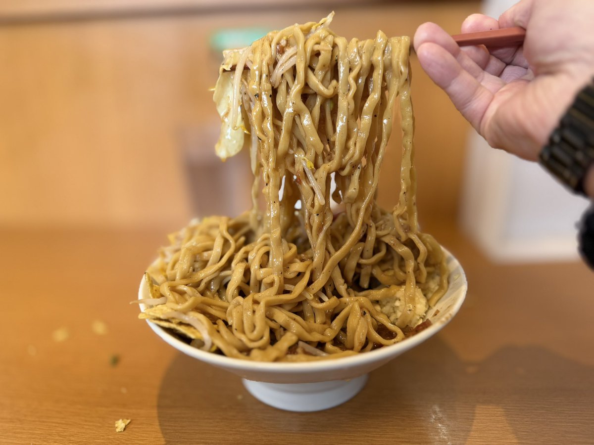 toshiyabu's tweet photo. 豚道場ぶた壱　メキシカンまぜそば

前回食べ損ねた限定

サルサソースはトマトを中心に香味野菜と辛味を加えたもの
ウェービーな極太麺にタレがびっしりコーティングされてめっちゃ美味しい

トルティーヤチップスがいいアクセント
タバスコで辛味を追加、ライム絞ると味が締まります

ご馳走様でした https://t.co/acgG9h6f7r