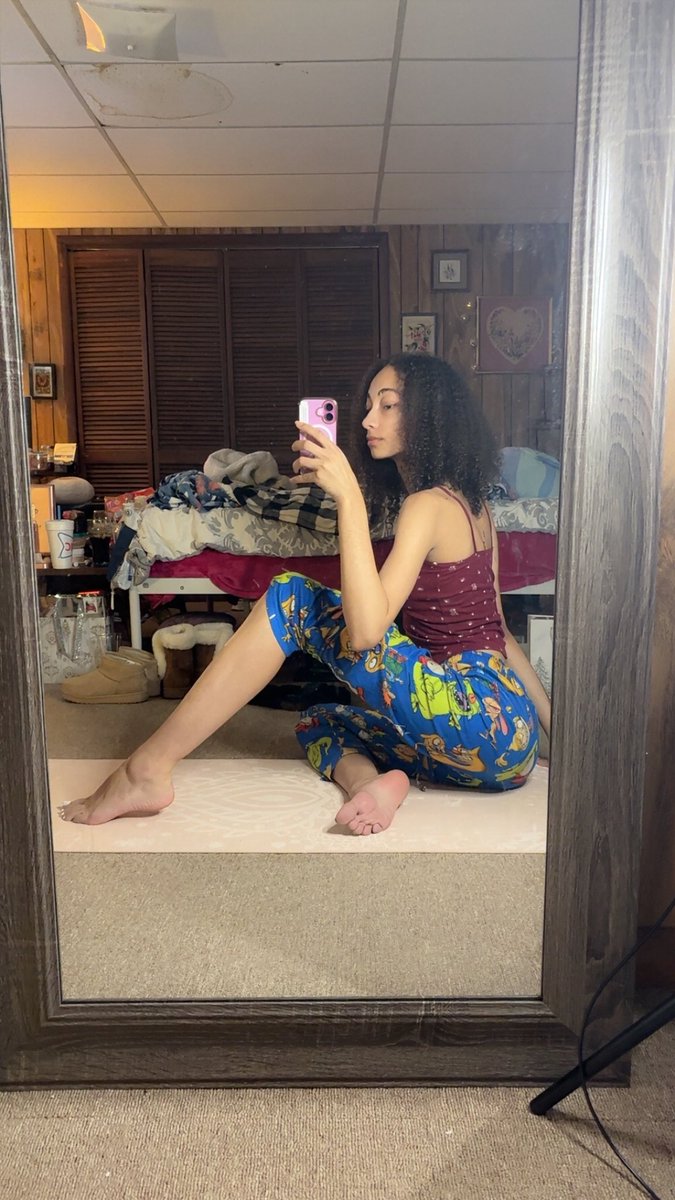 kayyysfeet's tweet photo. I just love my long legs 😍 https://t.co/WZ0QvWZKgW