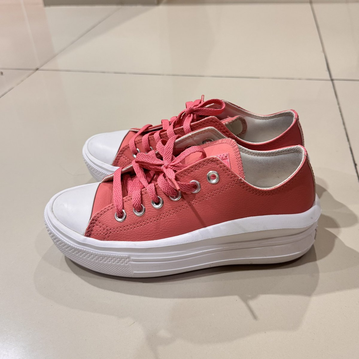kwonrawrr's tweet photo. wts converse chuck taylor all star woman low top platform - peach pink / synthetic leather

• ukuran 37.5 / 24 cm 
• baru dipakai sekali - preloved like new
• gaada dus soalnya beli di korea dan langsung dibuang 

🏷️ 650k 
✅ oren🍊 (+admin 15%)
✅ splitpay
📍 bekasi https://t.co/irCX5E9Vve