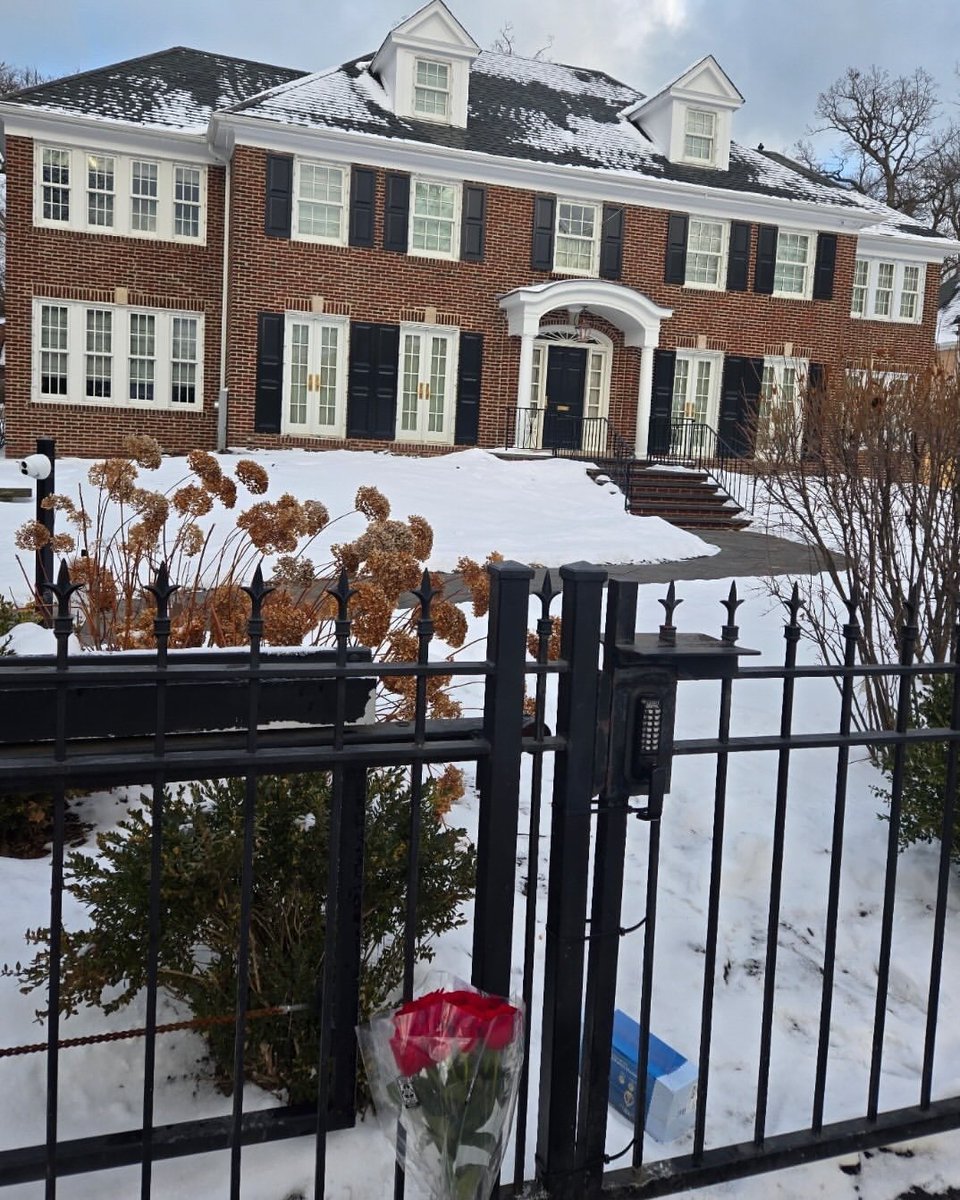 Des fleurs déposées devant la maison du film "Maman, j'ai raté l'avion !" en hommage à Catherine O'Hara. 🥺💐