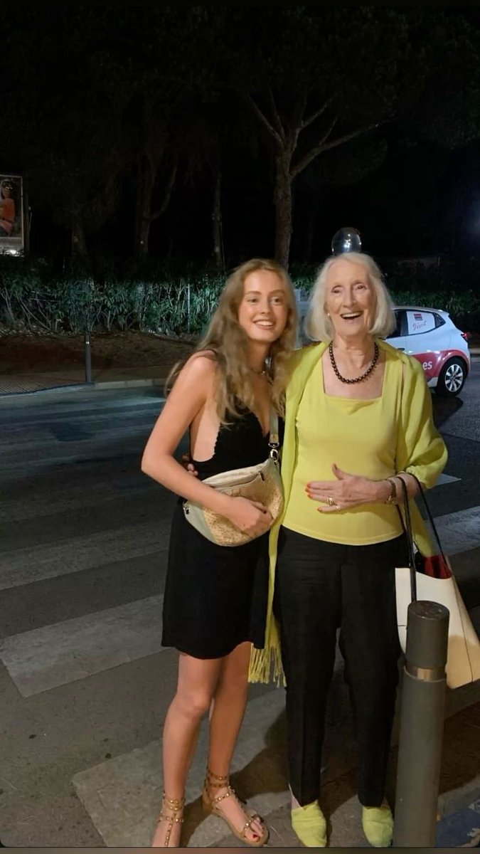 aitanareves's tweet photo. Que bonita es lado de abuela y tierna es https://t.co/qPL08L4yby