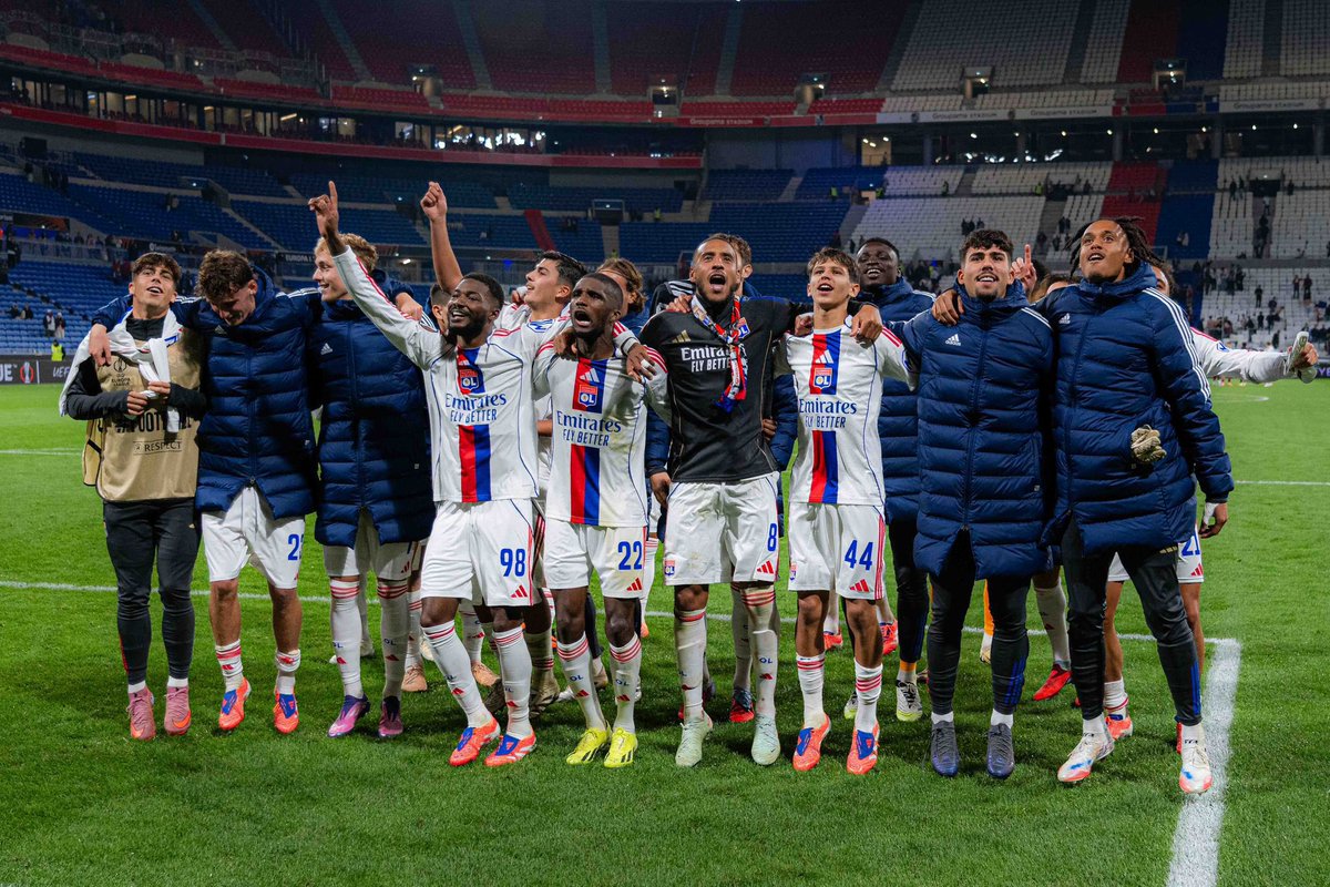 LesFansGones's tweet photo. 🚨 ILS L’ONT ENCORE FAIT !! ✅ 

L’OLYMPIQUE LYONNAIS ENCHAÎNE UNE DIXIÈME VICTOIRE CONSÉCUTIVE !

EN PLUS DE CET EXPLOIT, L’OL MET LILLE A 7 LONGUEURS ET EST DÉSORMAIS 3EME EX AEQUO AVEC L’OM !

CARTON PLEIN ! ❤️🦁💙

#TeamOL #Lyon https://t.co/39L0dQwVPn