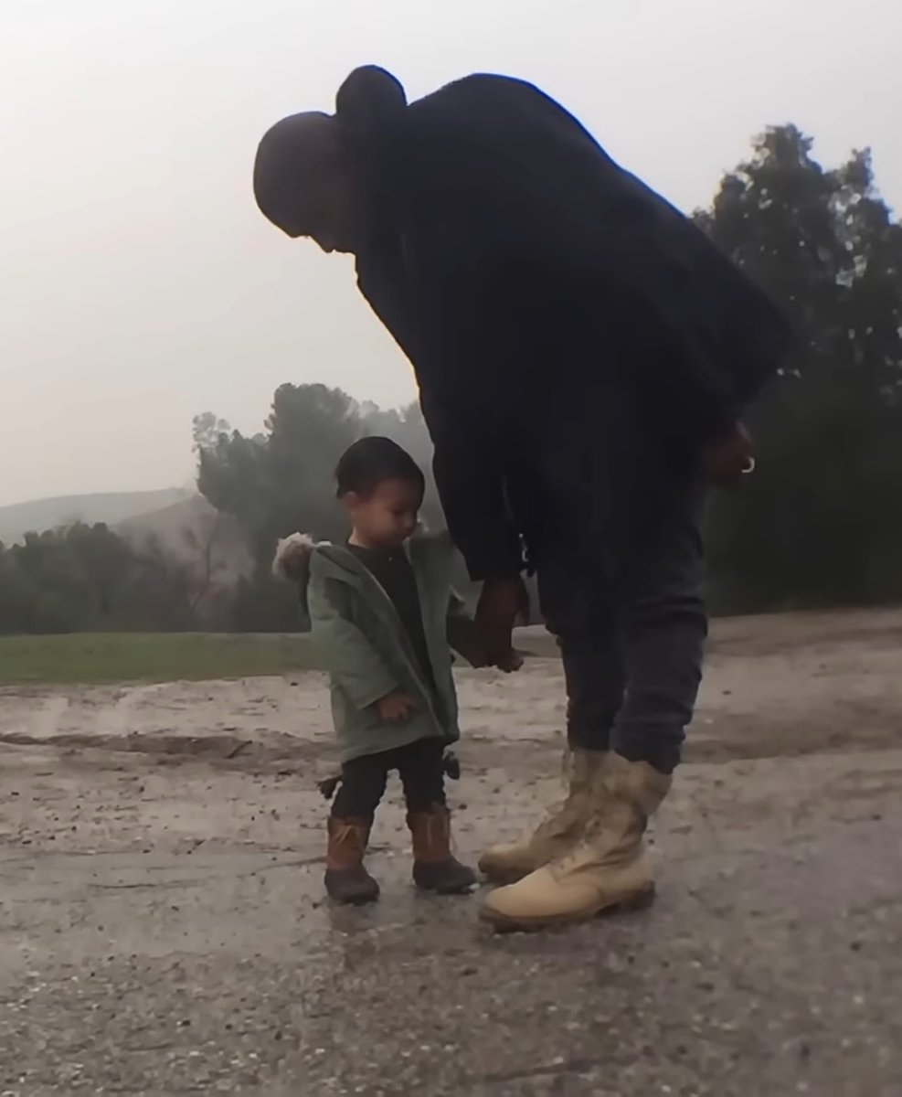 30 de Enero 2026 | 30 de Enero 2015

La interpretación de “Only One” de Ye hacia North en Ciudad de México fue sumamente conmovedora, ya que la canción trata sobre cómo Donda, tras 7 años de haber partido, visitó a Kanye en un sueño y le pide que siempre le platique a North sobre