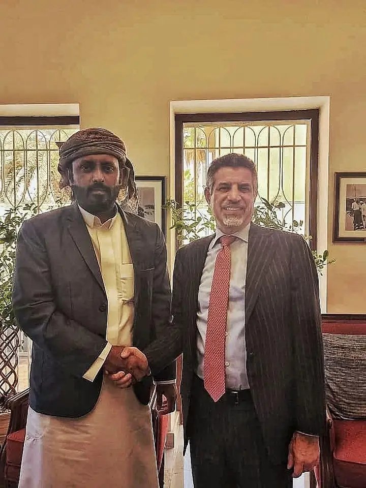 خمسمئة سنه حتى يصلوا إليه القرود م وصل له هذا الشيخ الشاب الحضرمي الاصل الذي دافع عن بلاده ورفع رايتها ولم يهرب ولم يخرج من بلاده حتى اطمئن انها في ايادي امينه وين سلاطين شبوة والمهره وشيوخها 
مايقتدو بهذا الهامه الوطنيه الحضرميه ويتاكتفون بصف الشيخ عمرو يد بيد مع أصحاب الحق.🫡😍