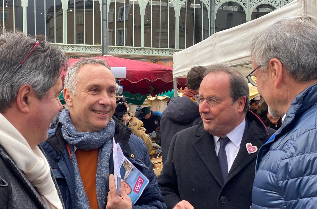 MiguelThierry2's tweet photo. 📍 Limoges | Centre-ville Aux côtés de François Hollande, Jean-Claude Leblois, d’élus et de militants, à la rencontre des commerçants, maraîchers et habitants. 📷 Échanges francs, convivialité et écoute. 📷 @fhollande https://t.co/XXCIt0abjv