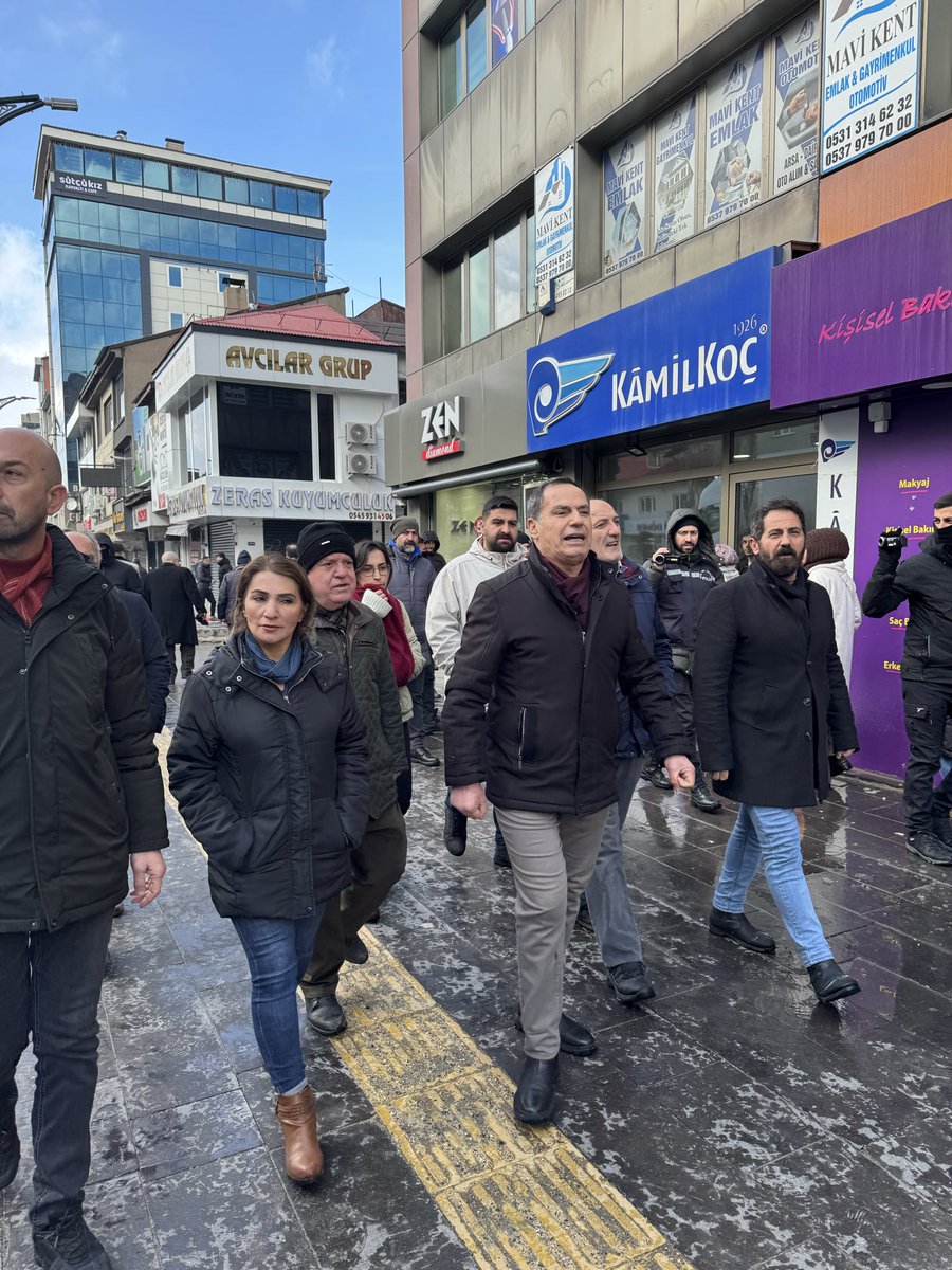 huseyin_olan's tweet photo. Îro Tetwan’da, ji bo Roja Piştevaniya bi Rojava re ya Cîhanê, partî û sazîyême bi gelême ra meş û daxûyanî hate lidarxistin.

Bugün #Tatvan’da #Rojava ile dayanışma günü nedeniyle İl ilçe örgütlerimiz, kurumlarımız ve halkımızla birlikte yürüyüş ve basın açıklaması gerçekleştirdik.
#SaveRojava
#SaveKobanê