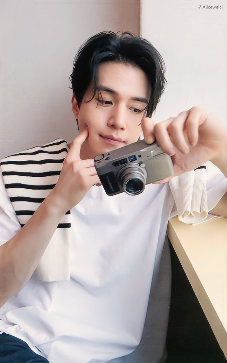 Aliceweici's tweet photo. XiaoMang 1.17 Shanghai FM photocard 1⃣️ https://t.co/1rkdFaey3W