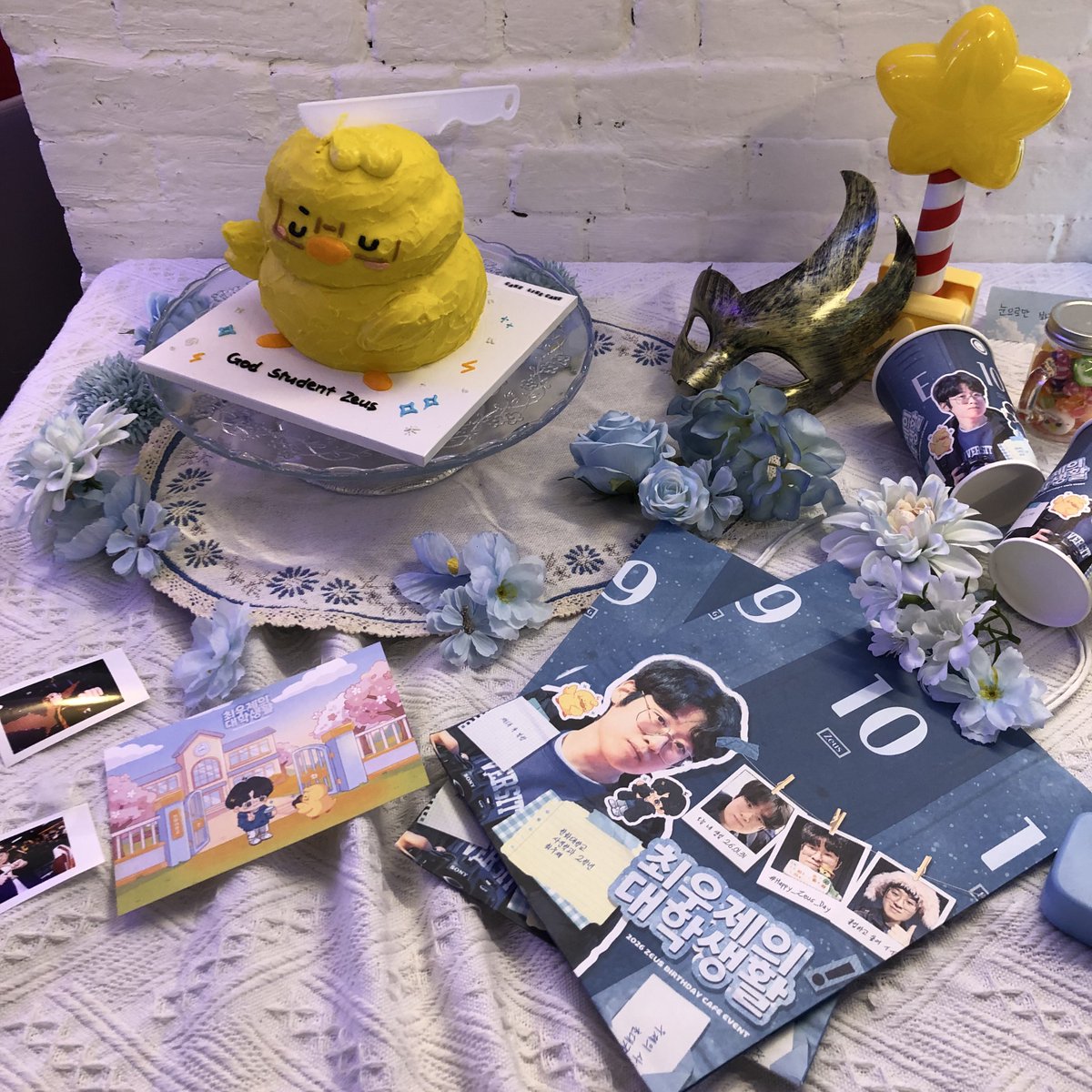 zzzeus04's tweet photo. 특전이 정말 예뻤고 케이크가 너무 귀여웠던 🫶🫶
우제님이 반갈해두신 케이크 보고 왓숩니다🤭🤭

#최우제의대학생활
#Zeus_0131_HBD https://t.co/r8hmQiiCGF
