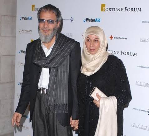 Müslüman olan İngiliz şarkıcı Yusuf İslâm, Türkiye'ye geldiğinde basın tarafından epeyce gündemde tutuldu. Bir muhabir kendisine evlilikle ilgili bir soru sordu. Yusuf İslam verdiği cevapla, muhabiri şaşkına çevirdi.

İngiliz şarkıcıya bir muhabir; "Girdiğiniz İslâm dininde bir