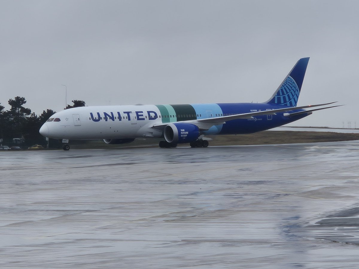 JimmyDuprez's tweet photo. United 787 en livrée special https://t.co/EbpvINxH90