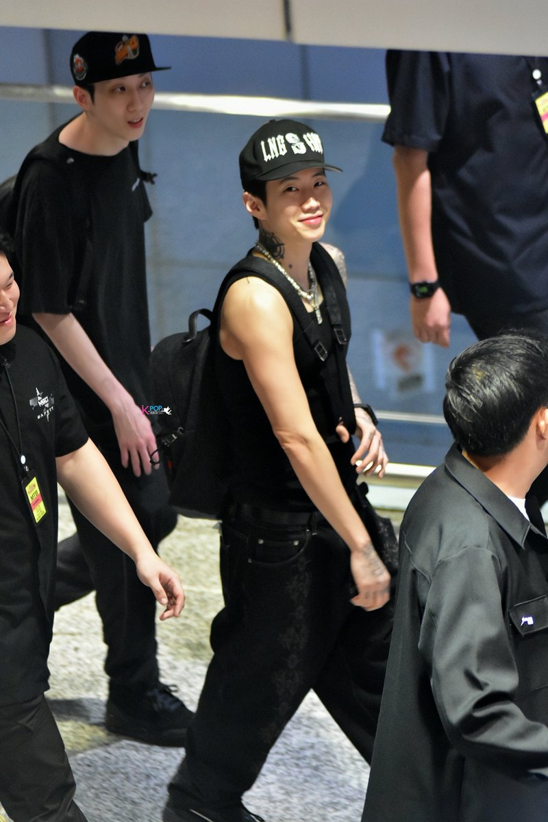 MyKpopHuntress's tweet image. 260201 JAY PARK @ KLIA 🇲🇾 🛫

too bad we couldnt attend your event this time since it was private 🥲 but whenever you’re here, we’ll always welcome you warmly. Till next time, Jay 🫡

#JAYPARK #JAYPARKinKL  #MOREVISION @JAYBUMAOM