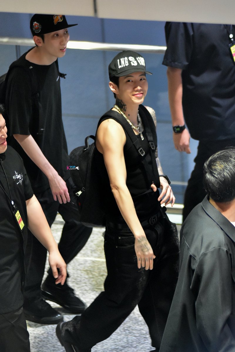 MyKpopHuntress's tweet image. 260201 JAY PARK @ KLIA 🇲🇾 🛫

too bad we couldnt attend your event this time since it was private 🥲 but whenever you’re here, we’ll always welcome you warmly. Till next time, Jay 🫡

#JAYPARK #JAYPARKinKL  #MOREVISION @JAYBUMAOM