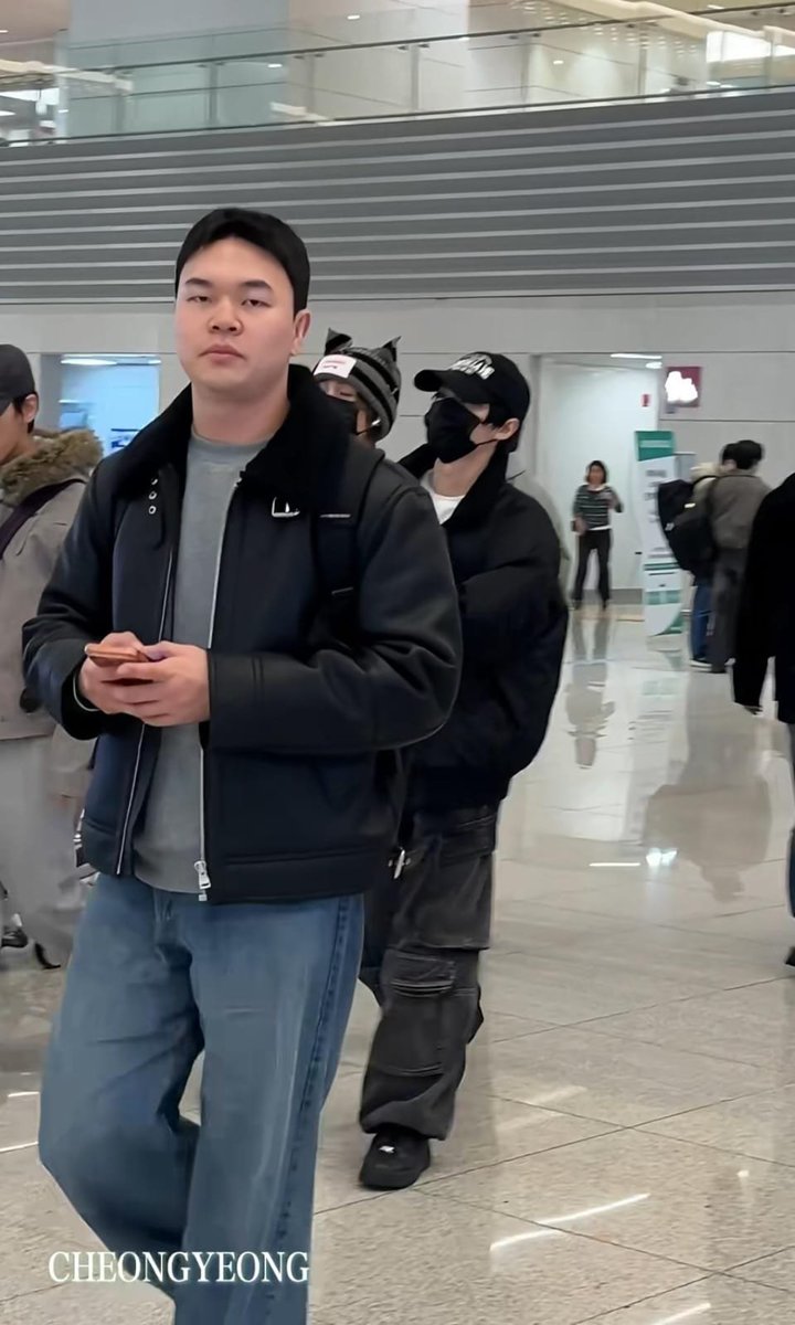 detii0730's tweet photo. WKWK! Lucu bgt salah satu manajer WayV menang juara 2 lomba dance di after party SMTOWN. Member pada naik ke stage seolah jadi stafnya. 🤣🤣 Kata Yangyang, "Gue paham skrg gmn biasanya perasaan mrk klo lihat kami di stage!" 🤣🤣 Abang manajer ini btw! 🤣https://t.co/dW0n44XwlF https://t.co/LtWROpa50q
