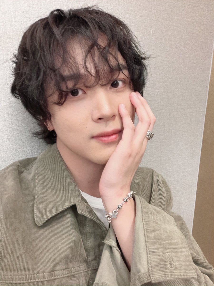 brilliantechan's tweet photo. Oh Haechan feeling himself so pretty these days
Based on the selcas He sent thru bubble and the insta update
Oh baby, if you know you would always be pretty like the prettiest human being
I love you so much😩🫶🏻 https://t.co/3SWRid4zel