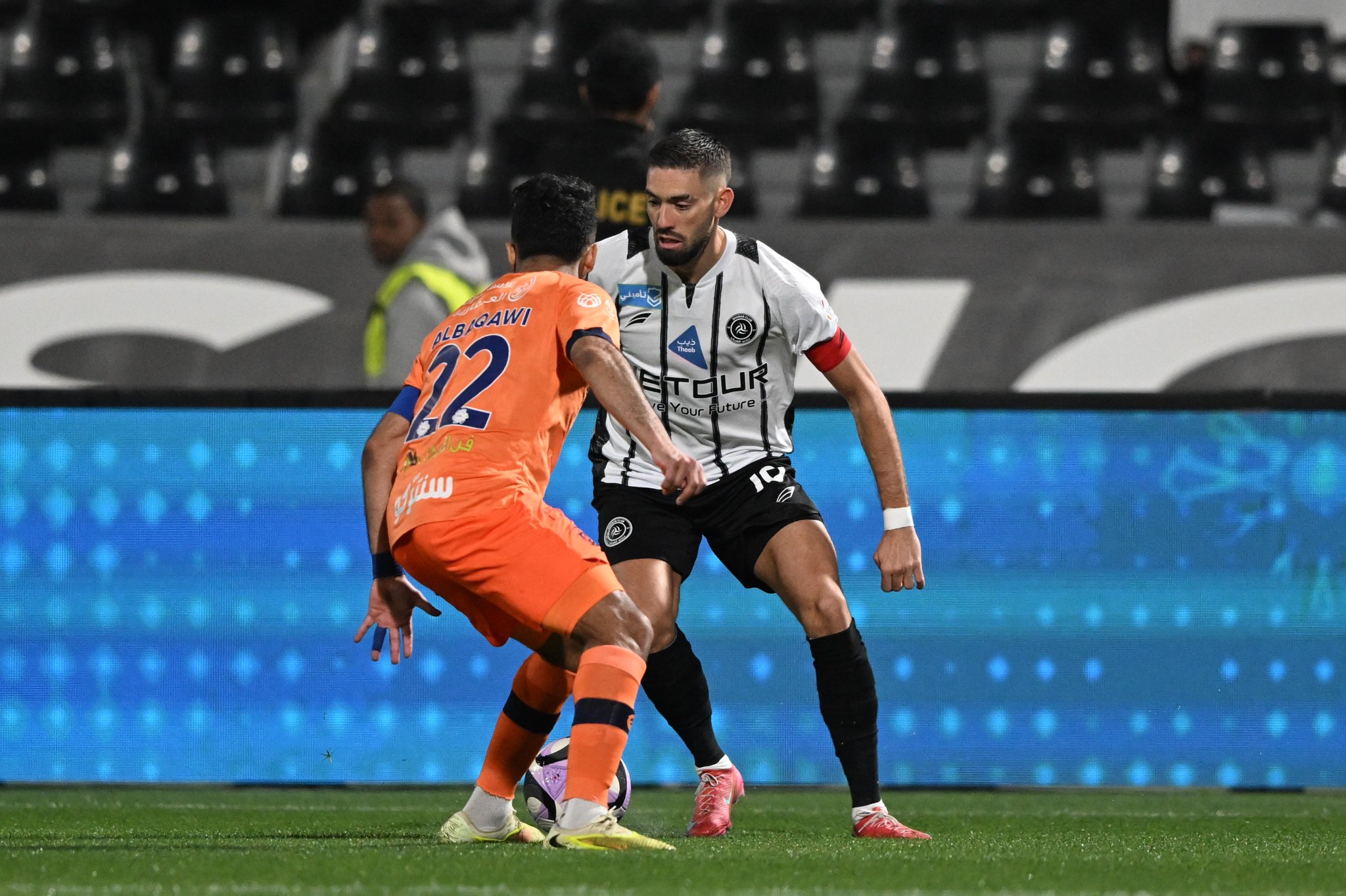 الشباب يُنهي الشوط الأول متقدماً على الفيحاء بهدف وحيد دون رد. #الشباب_الفيحاء 