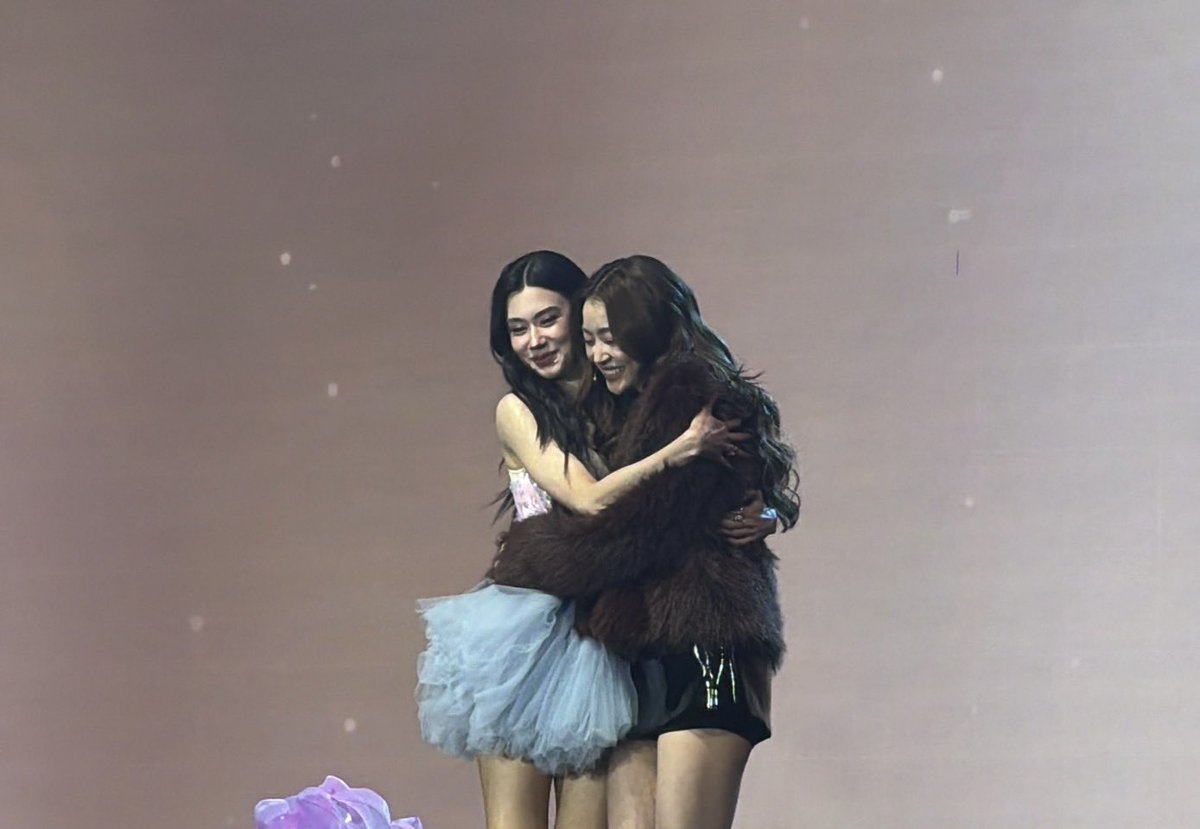 VoteLenaMiuTH's tweet photo. 10 ปีของการไม่ยอมแพ้ กับ 1 ปีของการเดินเคียงข้าง
วันนี้เส้นทางที่ต่างกัน มาบรรจบกันบนเวทีเดียวกัน
ขอบคุณที่จับมือกันพาเรามาถึงแฟนมีตครั้งแรก
ความฝันของพวกคุณ 🤎✨ คือความสุขของพวกเราจริงๆ 🦋🧸

LENAMIU 1ST FAN MEETING 
#LENAMIUBorn2Shine https://t.co/RvjKzg01dx