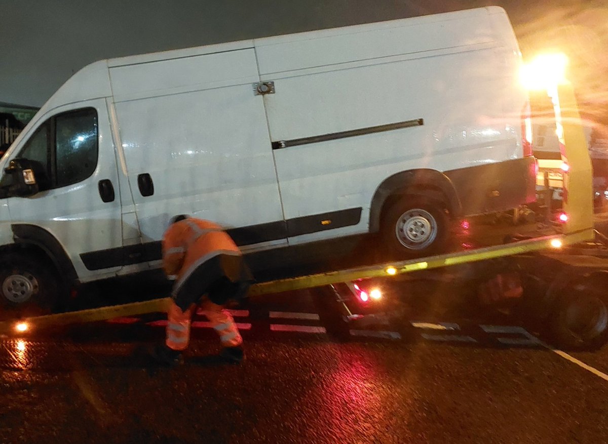 YardleyWMP's tweet photo. Reports of a vehicle causing an #obstruction. Vehicle has now been seized as a result. #donotblock #donotobstruct #seized https://t.co/JRPqBWjUc0