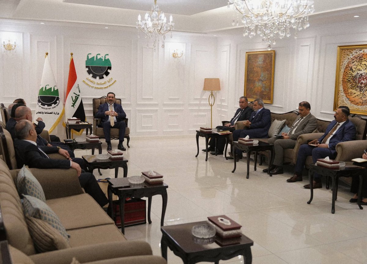 ProfNajim's tweet photo. تم اليوم لقاء سفير المملكة الأردنية الهاشمية لدى العراق، السيد ماهر الطراونة، والوفد المرافق له، بحضور المستشار العلمي للوزارة السيد عمار عبد الله حمد، ومدير عام دائرة التطوير والتنظيم الصناعي.
وجرى خلال اللقاء بحث العلاقات الثنائية وفرص التعاون في عدد من القطاعات الصناعية، ومناقشة مشاريع مشتركة، مع التأكيد على عمق العلاقات الأخوية بين العراق والأردن وأهمية تعزيز التعاون الصناعي بما يخدم المصالح العليا للشعبين الشقيقين.
