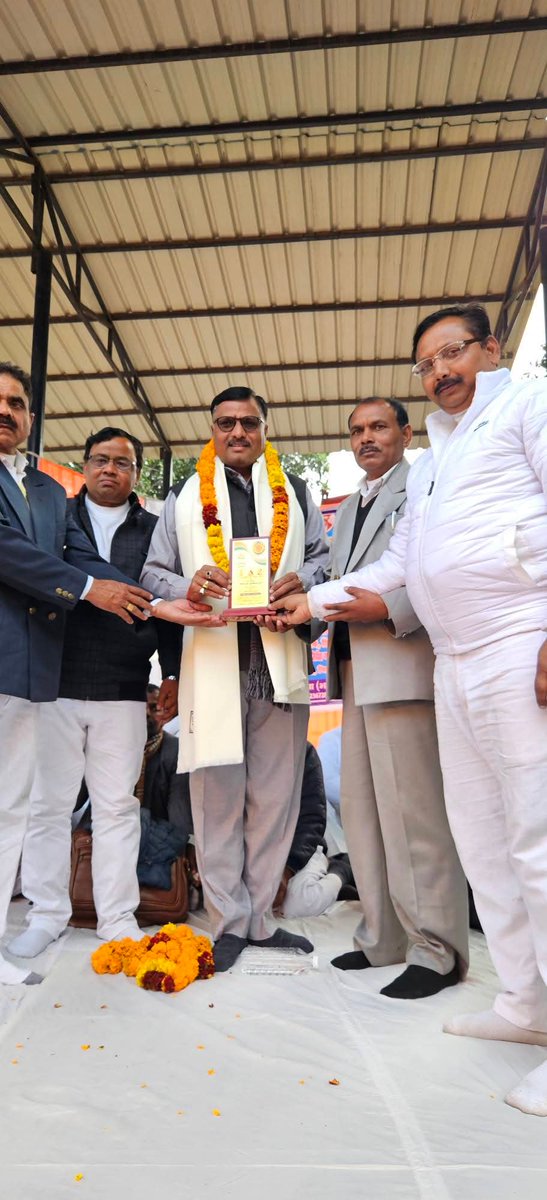 सन्त शिरोमणि गुरु रविदास जी की पावन 649 वीं जयंती के शुभअवसर पर द बुद्धिस्ट सोसाइटी ऑफ इंडिया बदायूं के तत्वाधान में डॉ अंबेडकर पार्क बदायूं में आयोजित जन्मोत्सव समारोह में मुख्य अतिथि के रूप मे प्रतिभाग कर पूज्य गुरु जी को नमन कर सभा को सम्बोधित किया। #सबके_संत_गुरू_रविदास