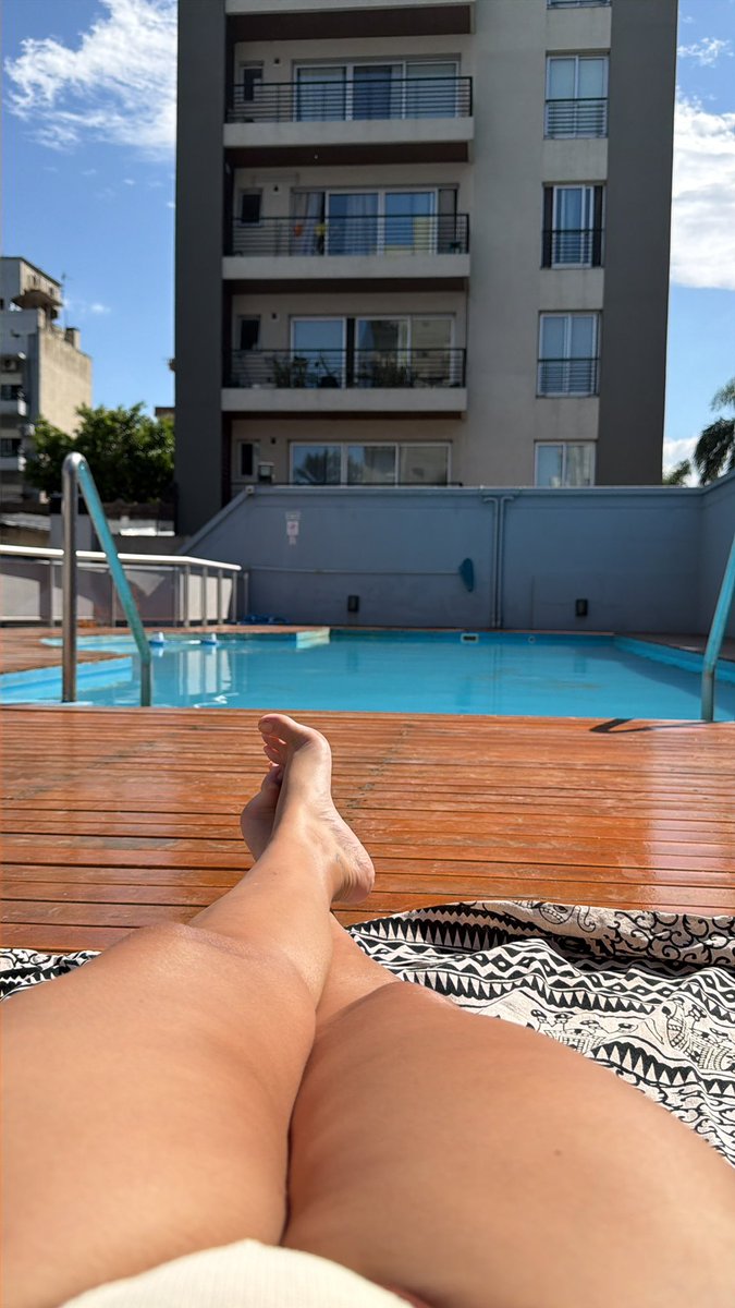 Hoy, con este día, bajaron un total de 4 personas a la pileta. Pago 300 lucas de expensas a mi me tienen que sacar con una grúa. Desde las 11 de la mañana que estoy acá