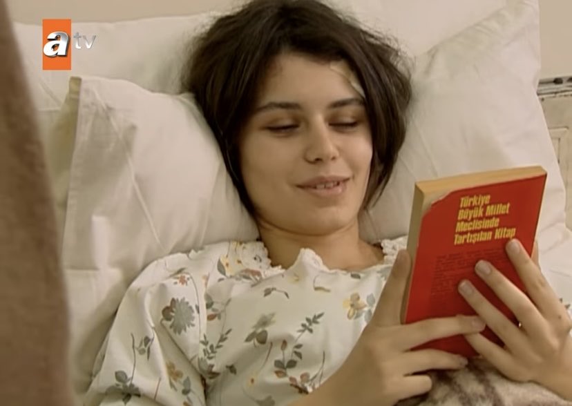 Hatırla Sevgili de Harun hastanede yatan yasemine Sevgi Soysal’ın ‘Yürümek’ kitabını hediye ediyor…