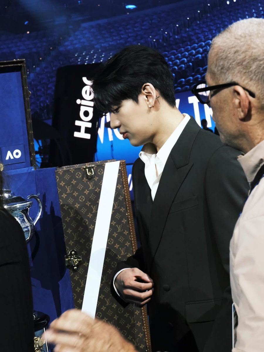 ความสง่างามที่เฉิดฉายในสนามเทนนิส✨✨✨

#BamBamxLVatAO2026 
#LouisVuitton #AusOpen2026