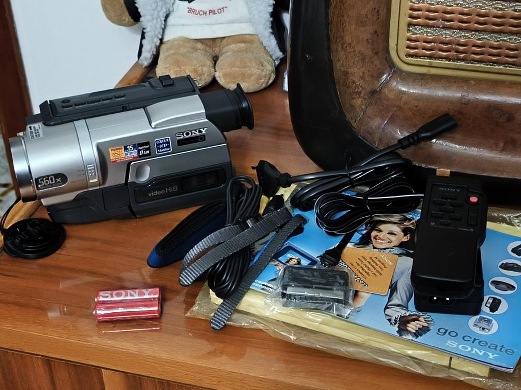 I put waifus on a vintage TV tweet media