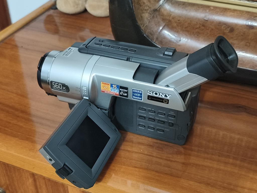 I put waifus on a vintage TV tweet media