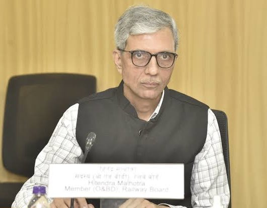 Railwhispers's tweet photo. Thread
#HitendraMalhotra—#MOBD—has recently been shifted as #DGSafety of #RailwayBoard. It is not clear why this senior officer was not considered to become Member Traction & Rolling Stock (#MTRS) as he is an electrical engineer..
@RailMinIndia @AshwiniVaishnaw @IRTSassociation https://t.co/onhhE2qz3N