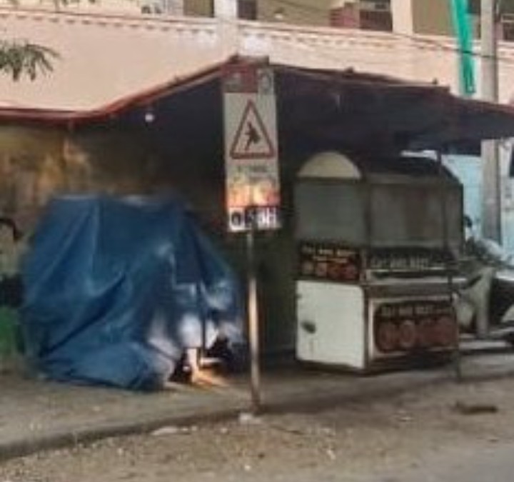 archu44's tweet photo. Why @GHMCOnline  @ZC_Khairatabad  @CommissionrGHMC officials are not accountable to public grievance.ive raised a complaint in Nov 2025 till today Feb 2026 No action. Field officials colluded with enchroachers setting up their stalls on Footpath.Very shame https://t.co/8HFFlun4nS